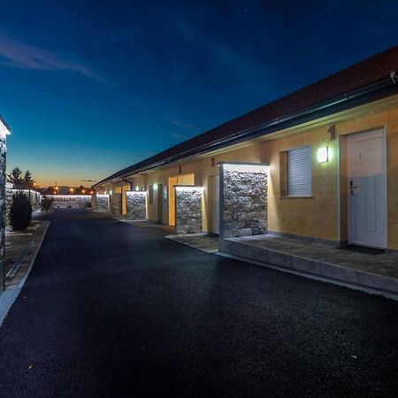 Motel Atos Bungalovi Nova Topola Eksteriør billede
